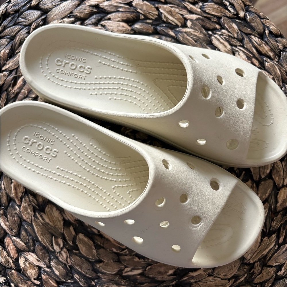 CROCS Iconic Platform Comfort Slides in Light Cream Women’s size 5